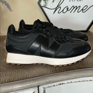 New Balance 327 Black and White Sneakers with Breathable Mesh and Cushioned Sole